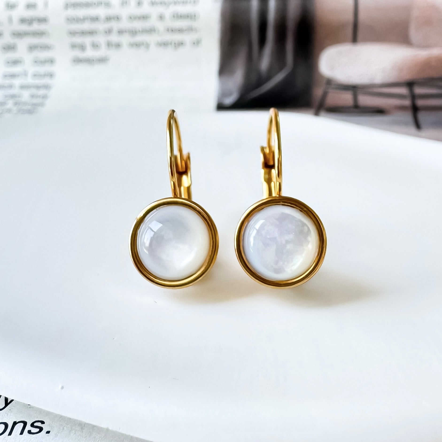 月の雫ホワイトシェル×ゴールドピアス/天然石フレンチフックピアス/Anuenue✴︎jewelry
