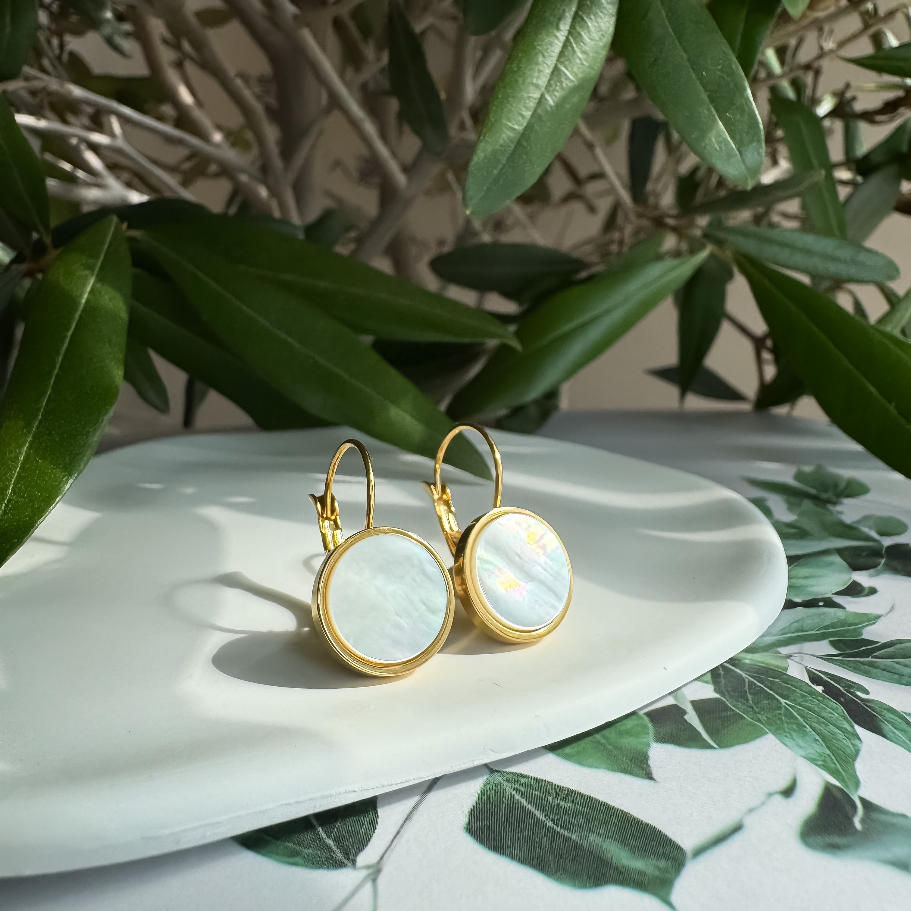《ホワイトシェル|White Shell》ゴールドピアス/天然石フレンチフックピアス大/Anuenue✴︎jewelry.
