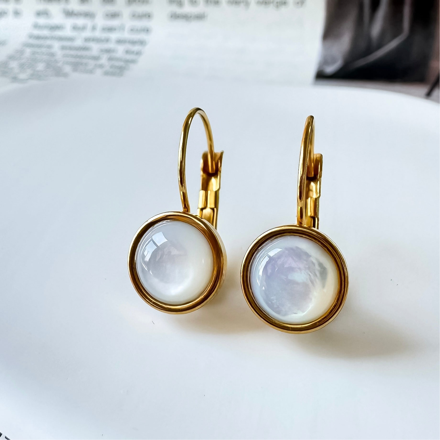 月の雫ホワイトシェル×ゴールドピアス/天然石フレンチフックピアス/Anuenue✴︎jewelry