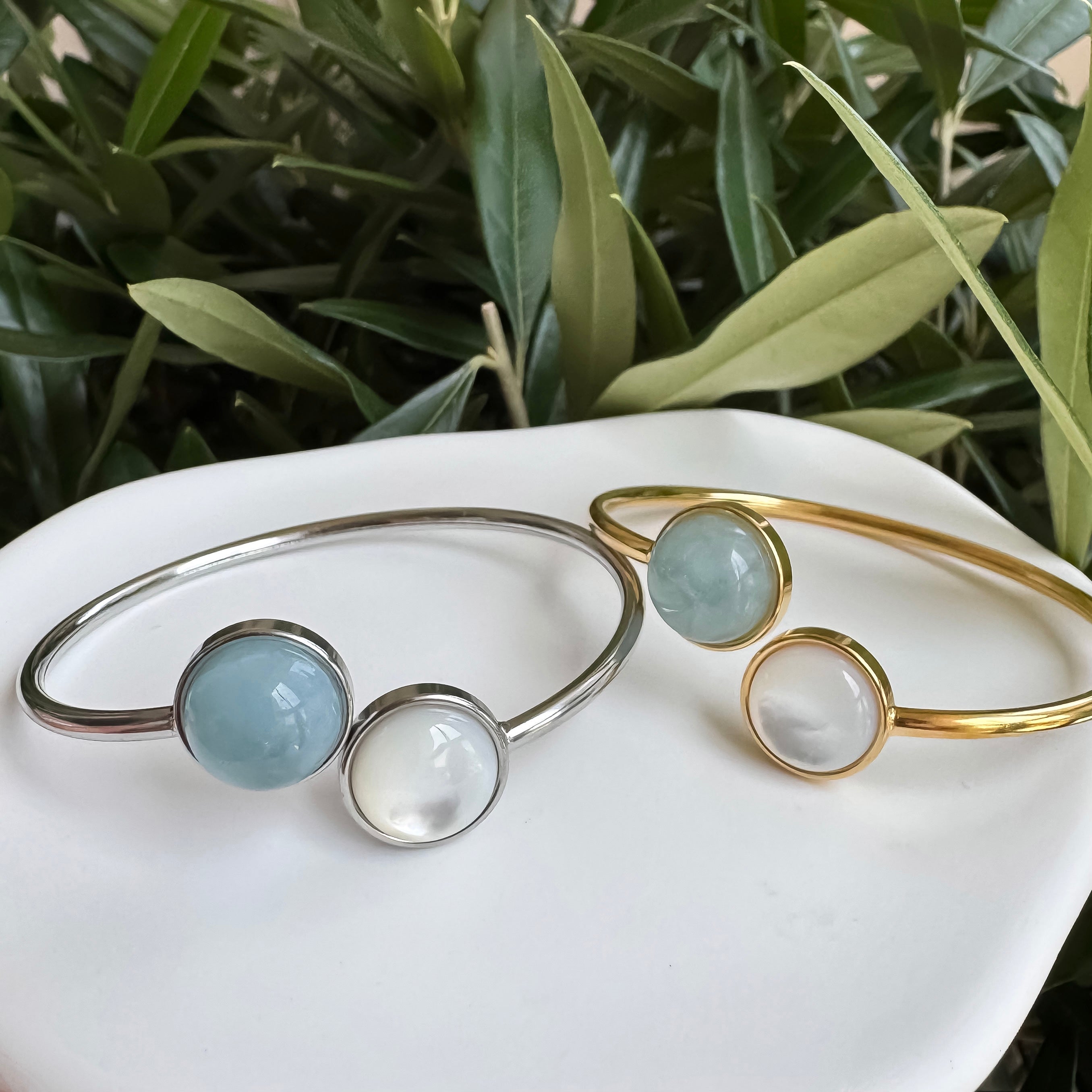 《アクアマリン × ホワイトシェル バングル》天然石ブレスレット/Anuenue ✴︎ jewelry