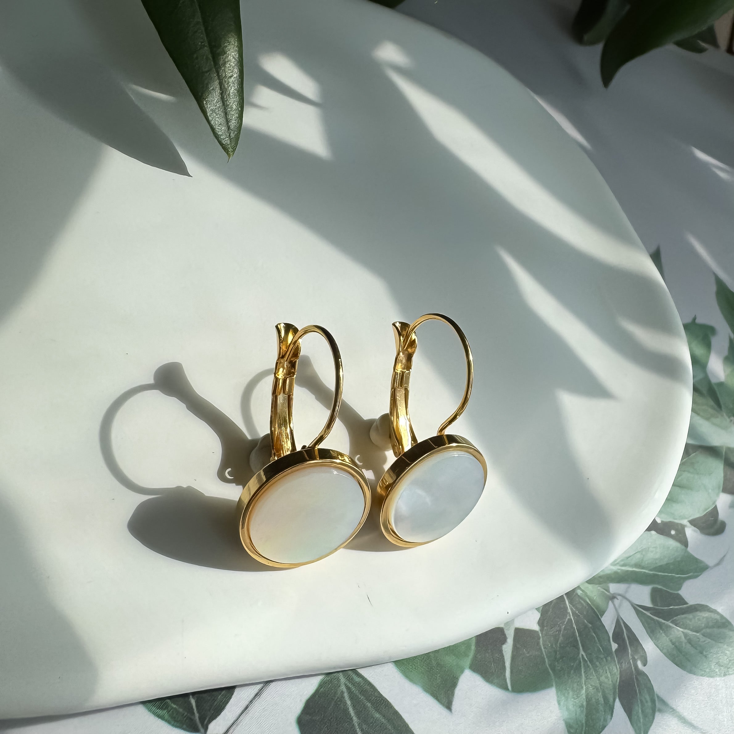 《ホワイトシェル|White Shell》ゴールドピアス/天然石フレンチフックピアス大/Anuenue✴︎jewelry.