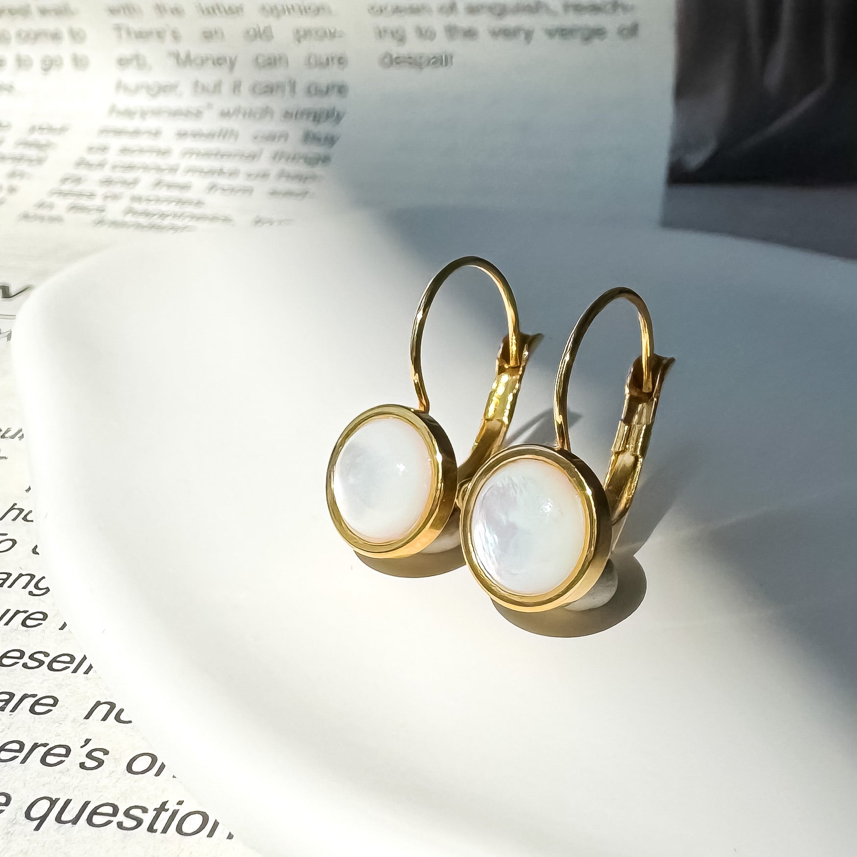 月の雫ホワイトシェル×ゴールドピアス/天然石フレンチフックピアス/Anuenue✴︎jewelry