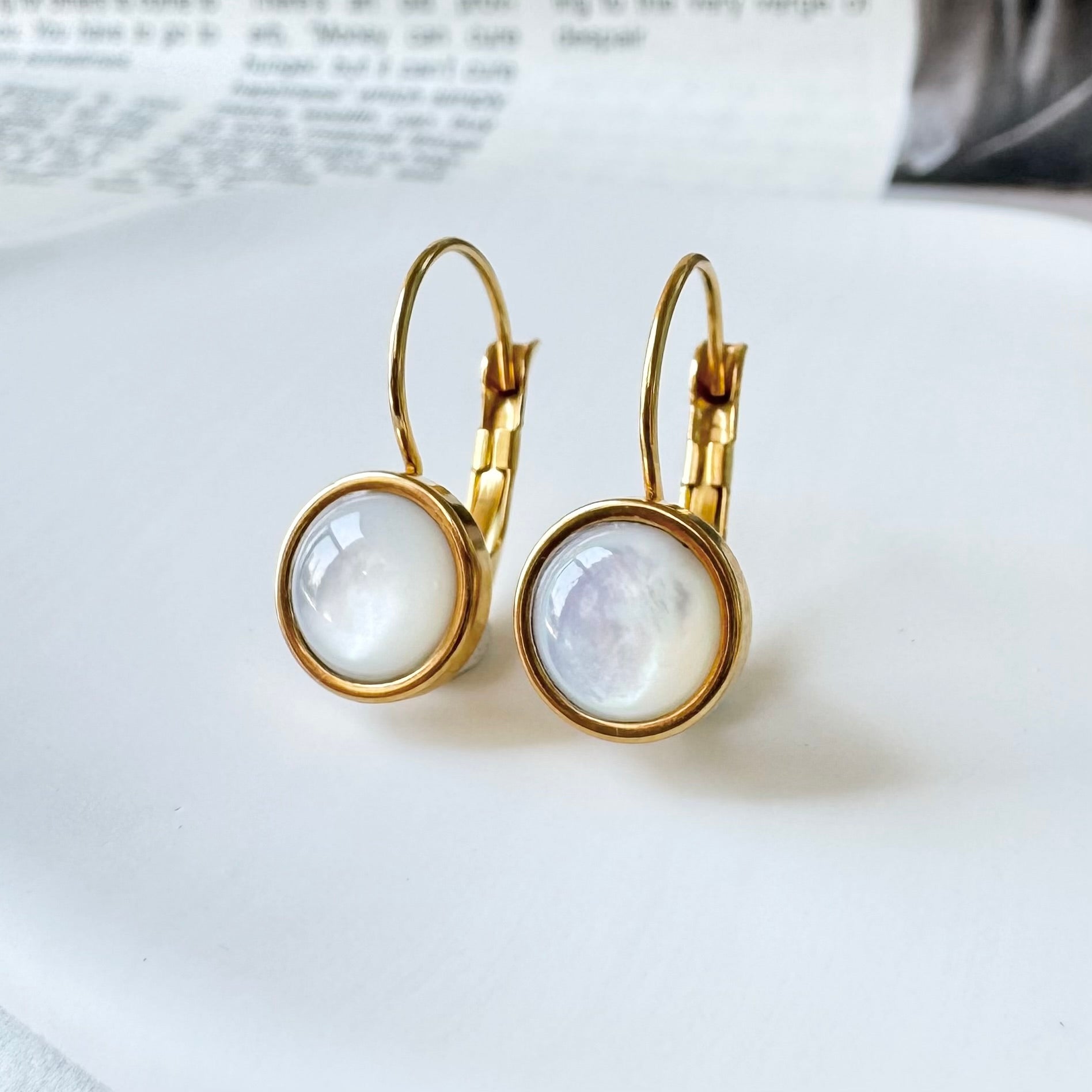 月の雫ホワイトシェル×ゴールドピアス/天然石フレンチフックピアス/Anuenue✴︎jewelry