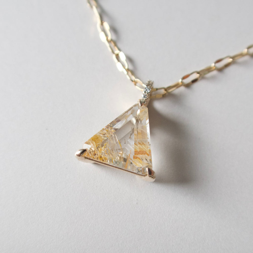 《ルチルイントパーズ｜Rutile Topaz》自然の奇跡／トライアングルカット・天然石ネックレストップ