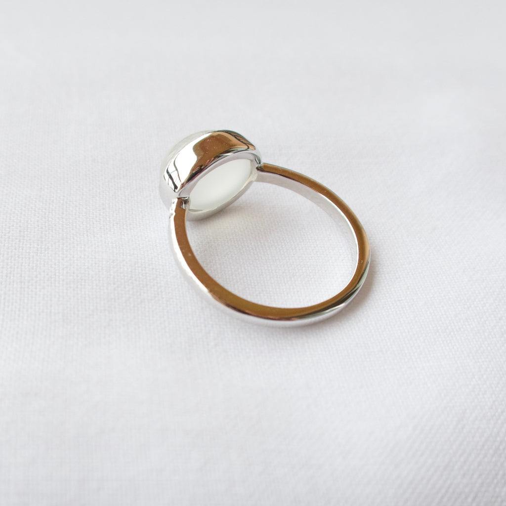 《ホワイトムーンストーン｜White Moonstone》月明かりを宿す石・カボション天然石のダイヤモンドリング