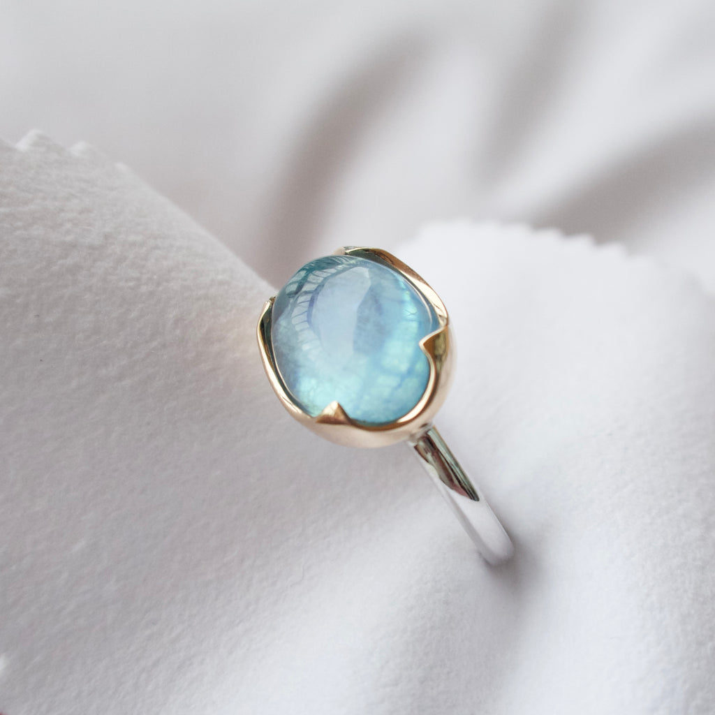 《アクアマリン｜Aquamarine》
海の光を閉じ込めたカボション天然石リングII