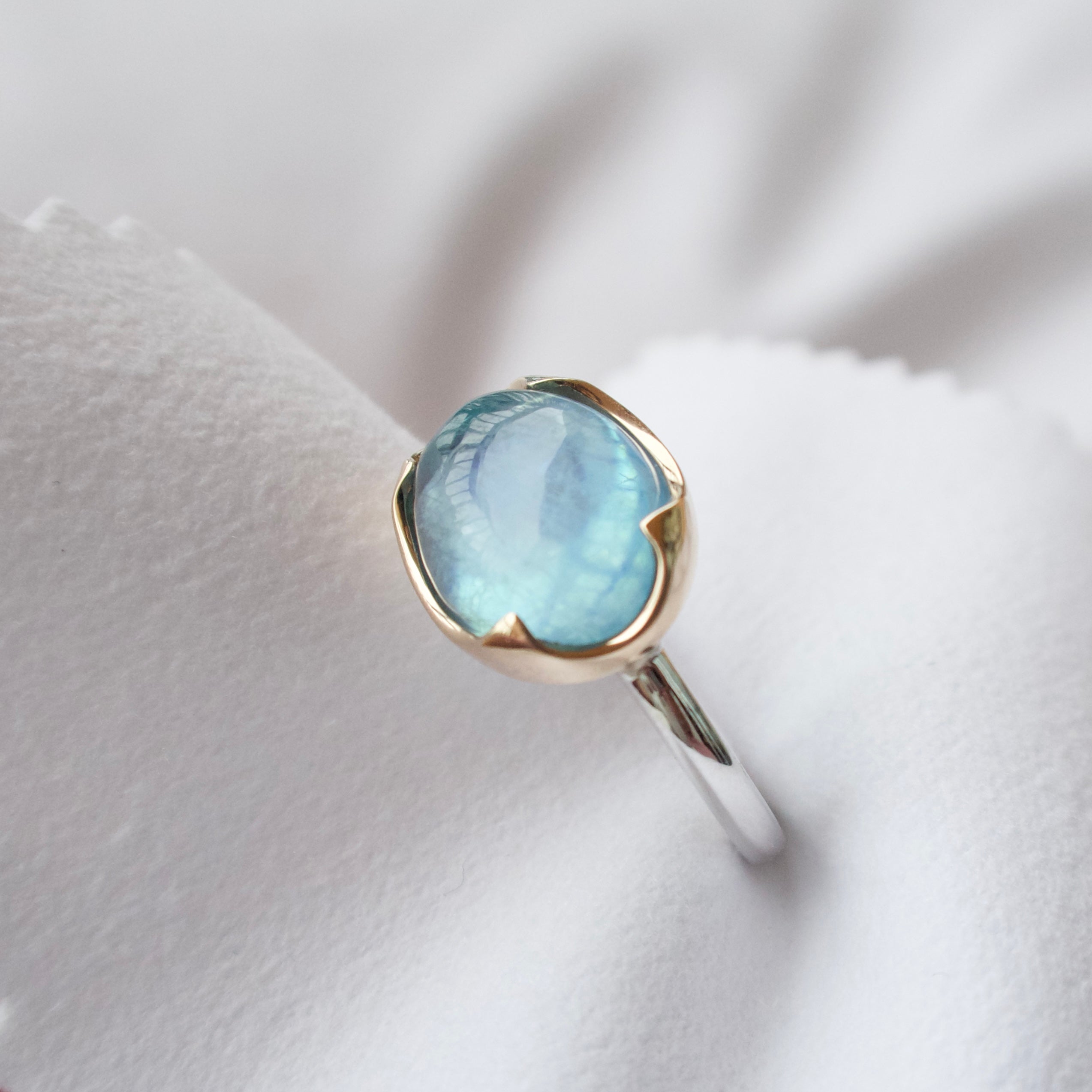 《アクアマリン｜Aquamarine》
海の光を閉じ込めたカボション天然石リングII