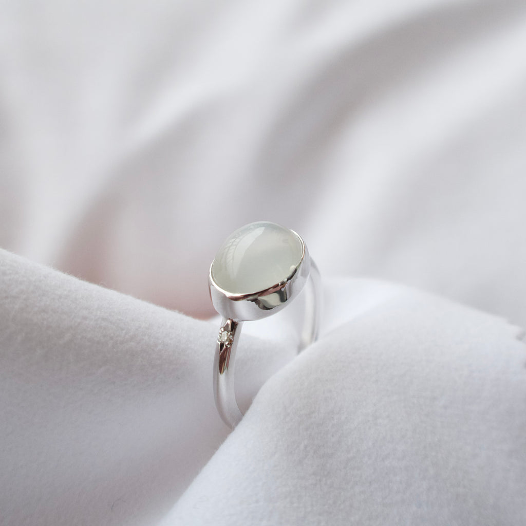 《ホワイトムーンストーン｜White Moonstone》月明かりを宿す石・カボション天然石のダイヤモンドリング