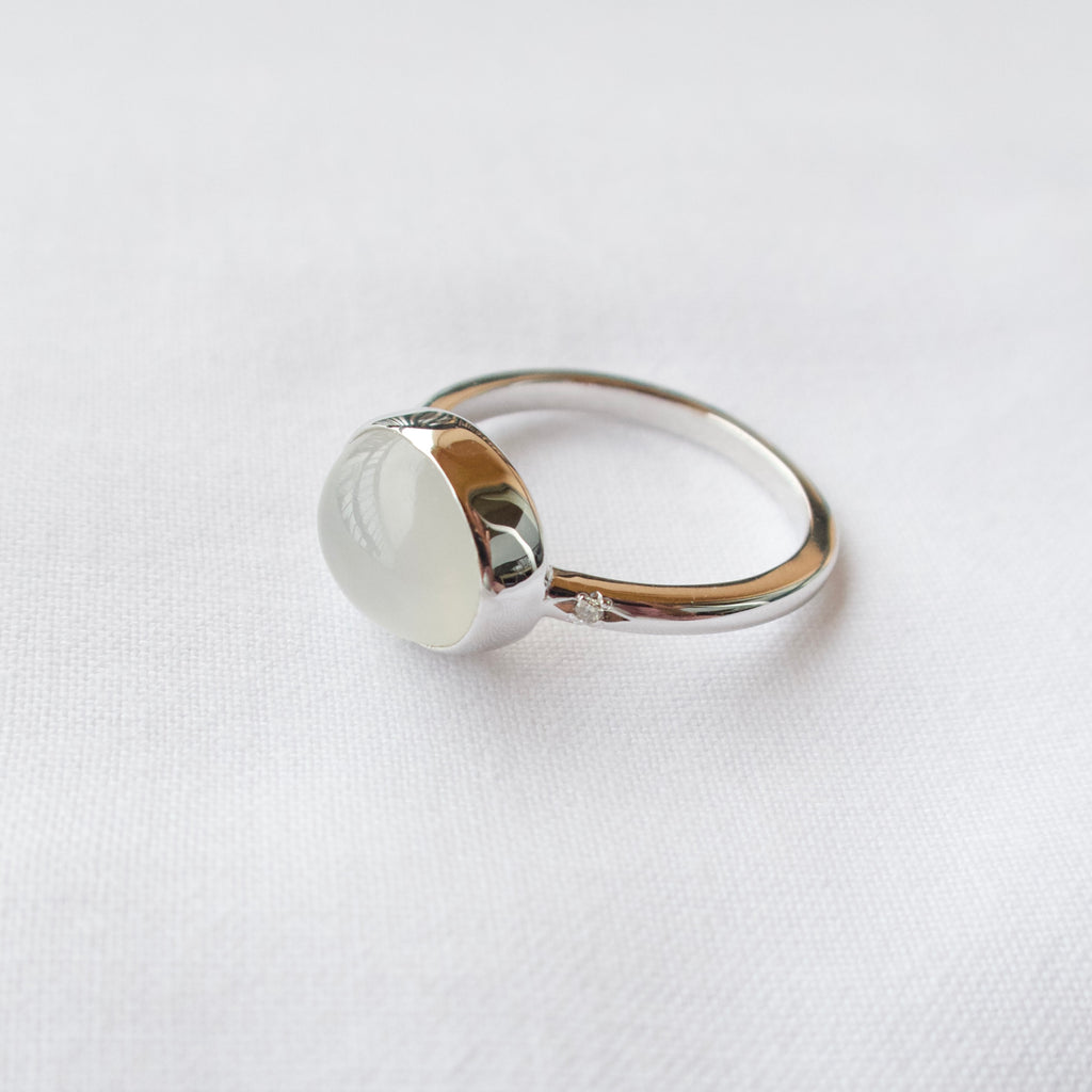《ホワイトムーンストーン｜White Moonstone》月明かりを宿す石・カボション天然石のダイヤモンドリング