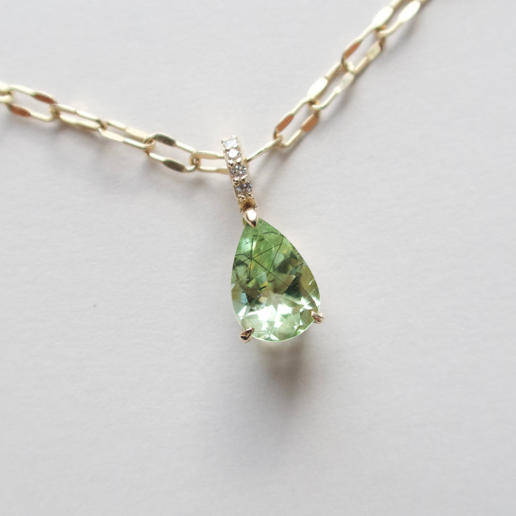 《ルードヴィッヒアイト・イン・ペリドット｜Ludwigite in Peridot》ペアシェイプ天然石ネックレストップ