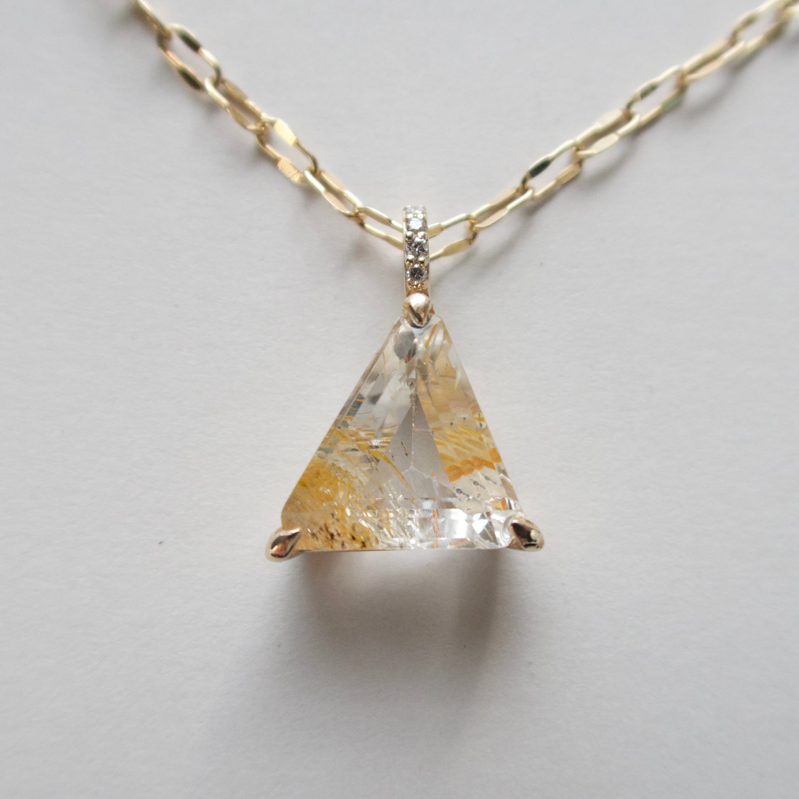 《ルチルイントパーズ｜Rutile Topaz》自然の奇跡／トライアングルカット・天然石ネックレストップ