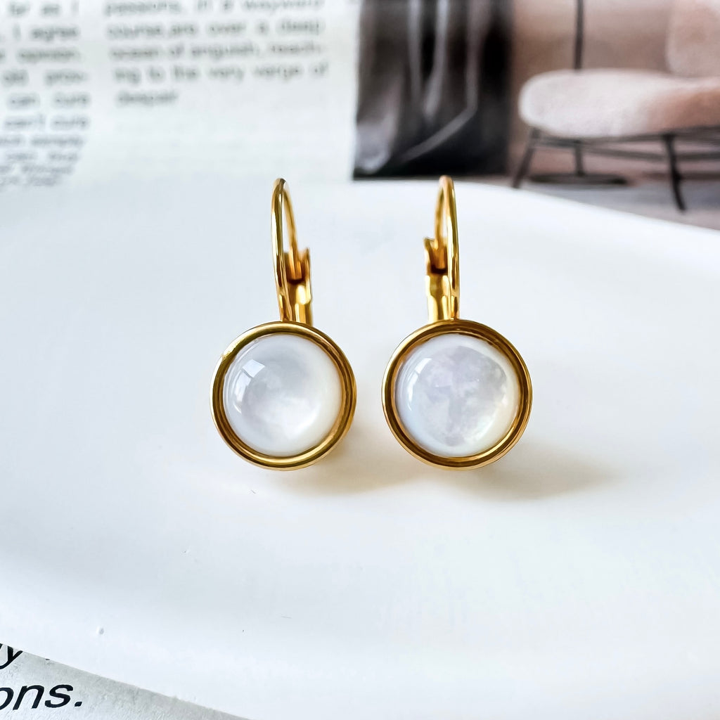 月の雫ホワイトシェル×ゴールドピアス／天然石フレンチフックピアス／Anuenue✴︎jewelry