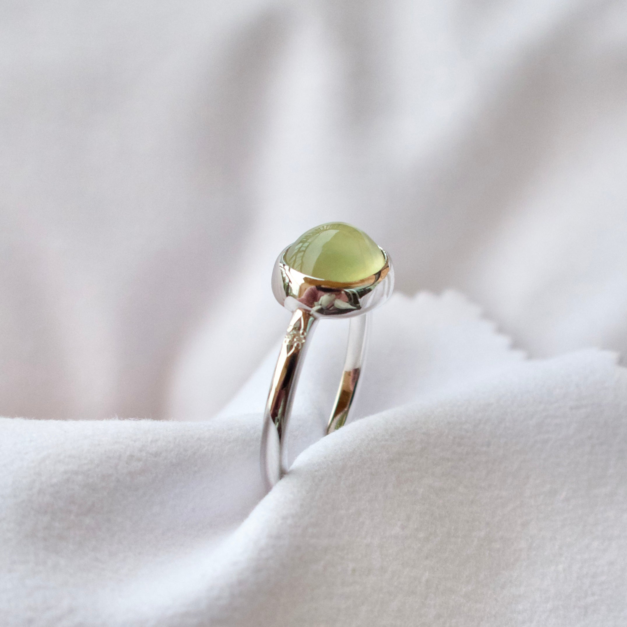 《プレナイト｜Prehnite》グリーンな果実のカボション天然石・ダイヤモンドリング