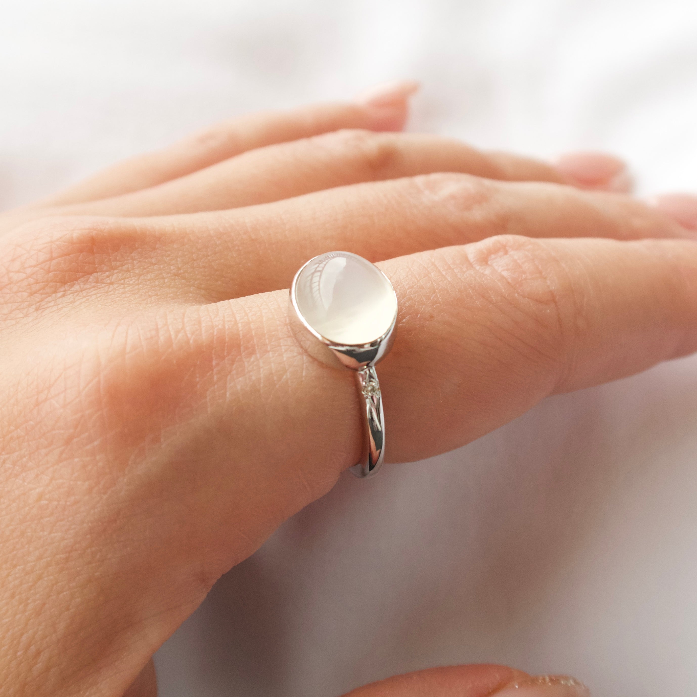 《ホワイトムーンストーン｜White Moonstone》月明かりを宿す石・カボション天然石のダイヤモンドリング