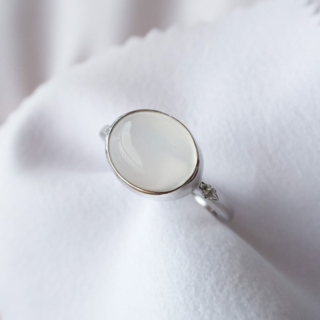 《ホワイトムーンストーン｜White Moonstone》月明かりを宿す石・カボション天然石のダイヤモンドリング