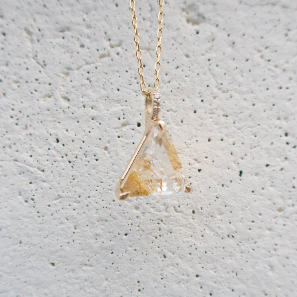 《ルチルイントパーズ｜Rutile Topaz》自然の奇跡／トライアングルカット・天然石ネックレストップ