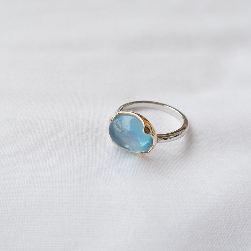 《アクアマリン｜Aquamarine》
海の光を閉じ込めたカボション天然石リングII