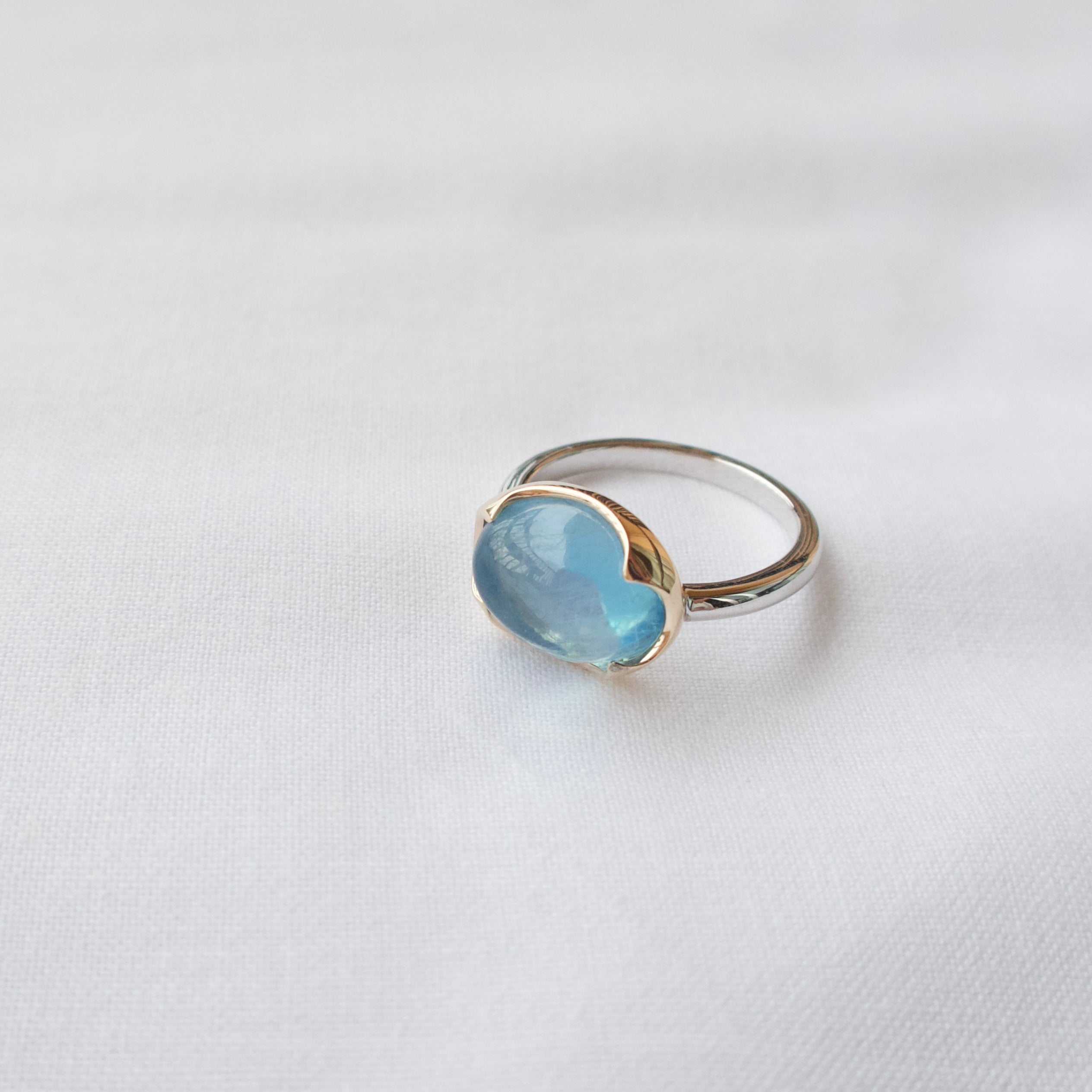 《アクアマリン｜Aquamarine》
海の光を閉じ込めたカボション天然石リングII