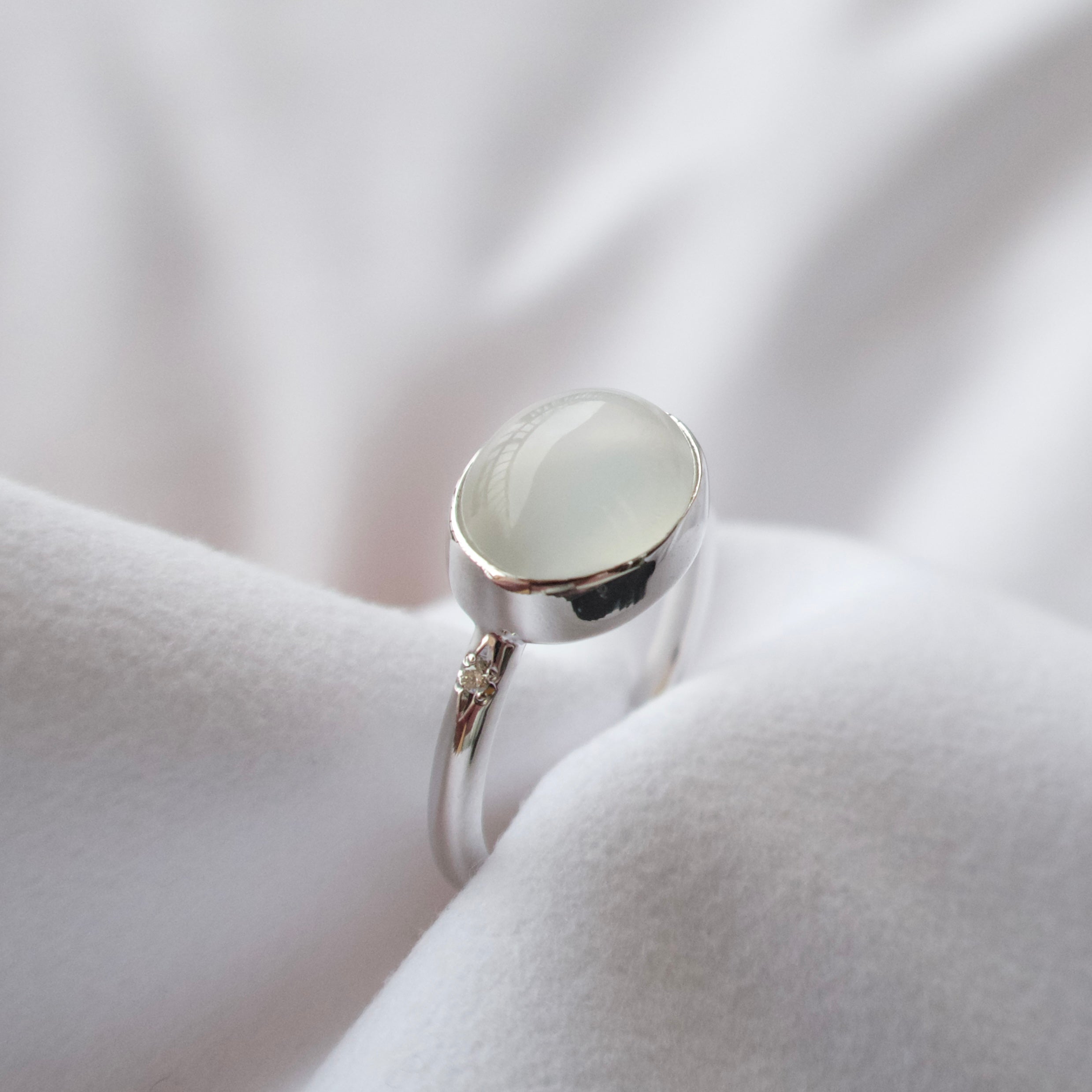 《ホワイトムーンストーン｜White Moonstone》月明かりを宿す石・カボション天然石のダイヤモンドリング