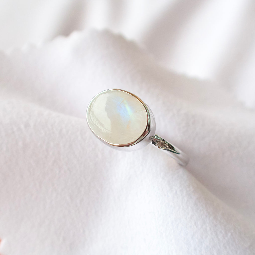 《レインボームーンストーン｜Rainbow Moonstone》虹の光・カボション天然石のダイヤモンドリング