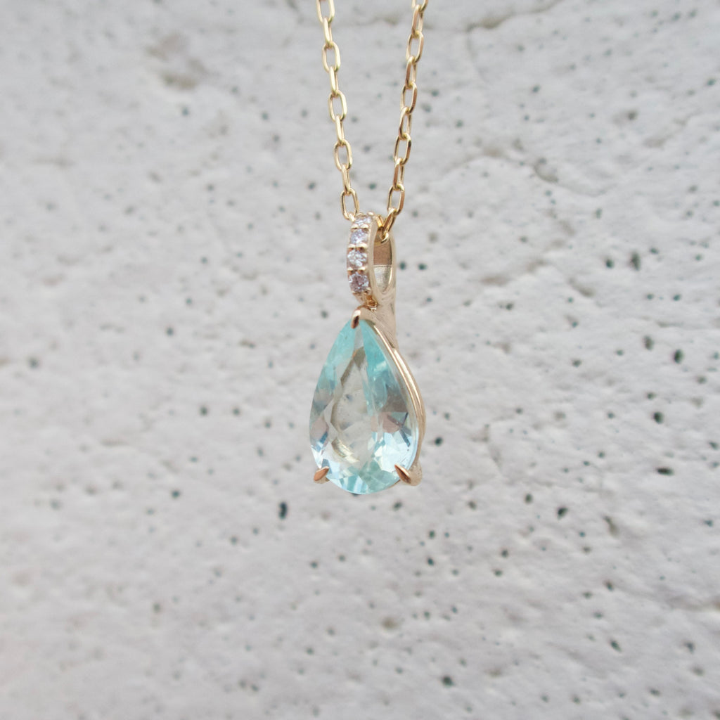 《アンブリゴナイト｜Amblygonite》人魚姫の涙　ペアシェイプ天然石／一点物ネックレストップ