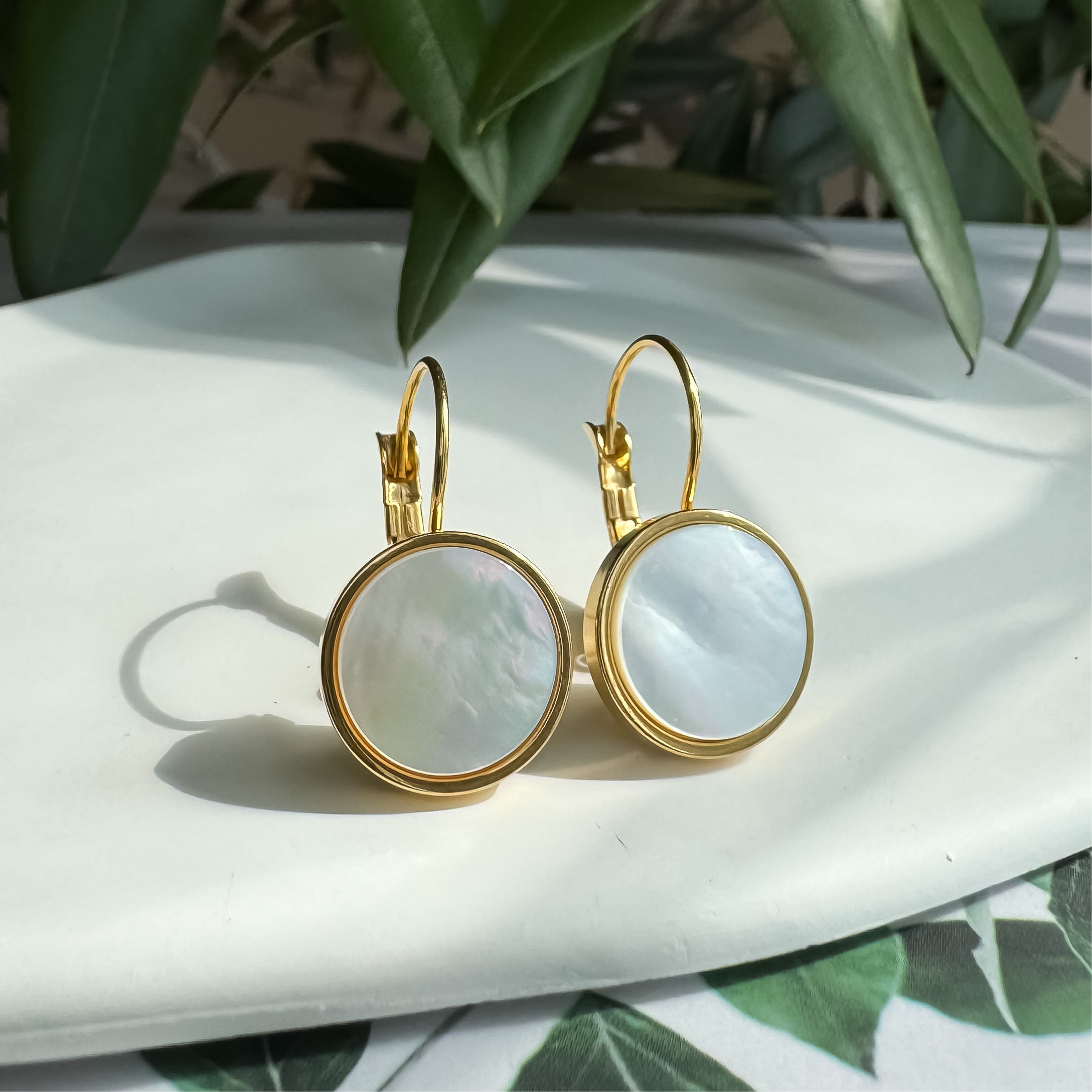 《ホワイトシェル｜White Shell》ゴールドピアス／天然石フレンチフックピアス大／Anuenue✴︎jewelry.