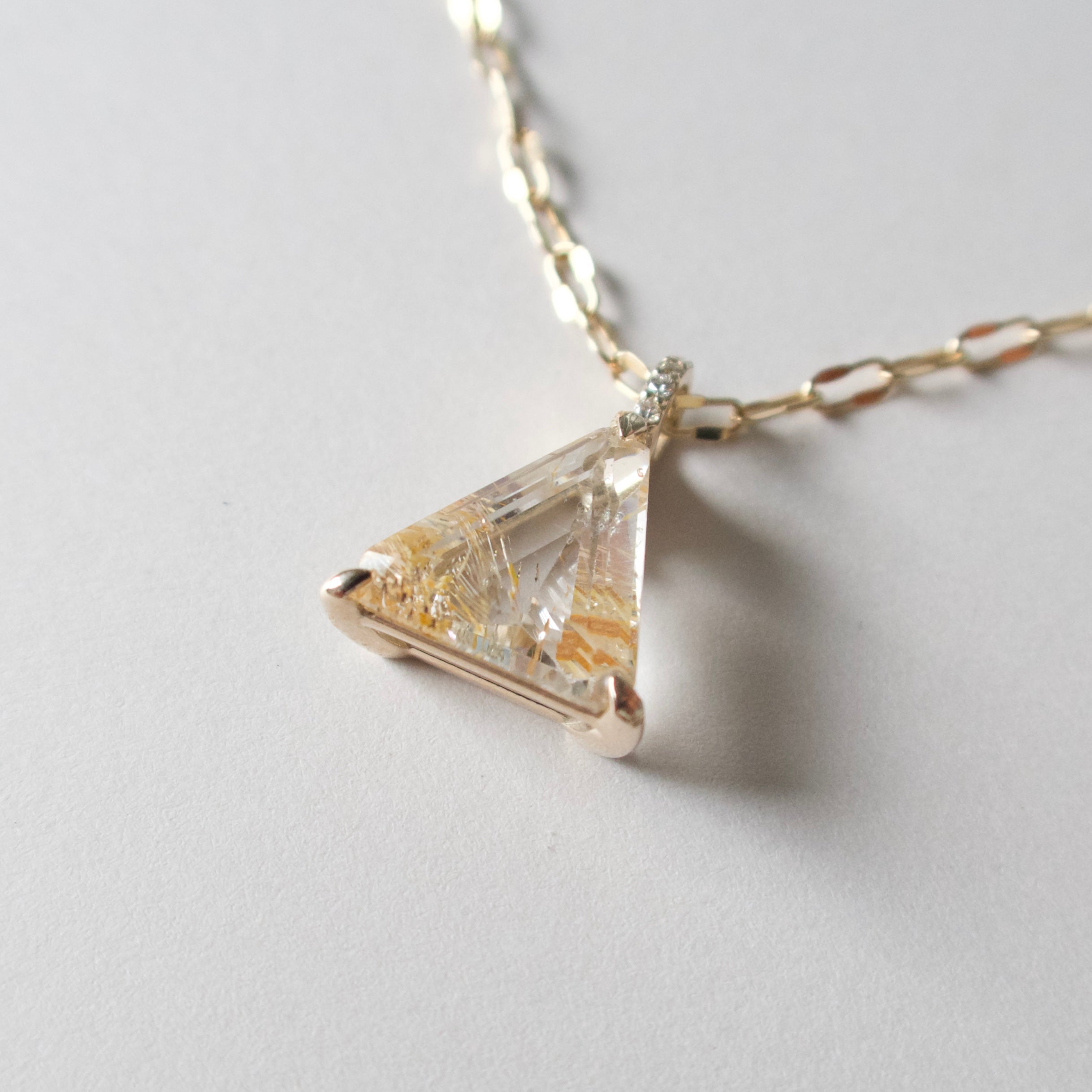 《ルチルイントパーズ｜Rutile Topaz》自然の奇跡／トライアングルカット・天然石ネックレストップ