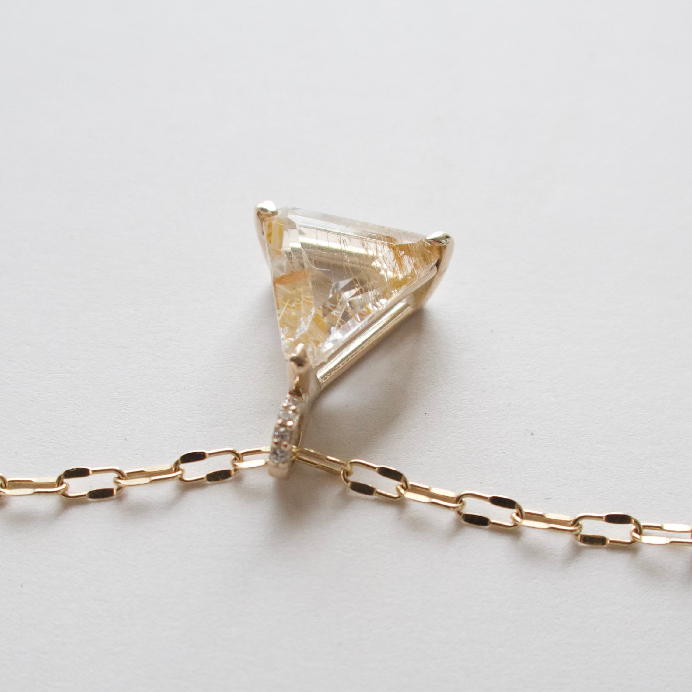 《ルチルイントパーズ｜Rutile Topaz》自然の奇跡／トライアングルカット・天然石ネックレストップ