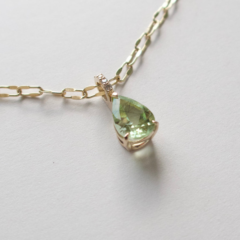 《ルードヴィッヒアイト・イン・ペリドット｜Ludwigite in Peridot》ペアシェイプ天然石ネックレストップ
