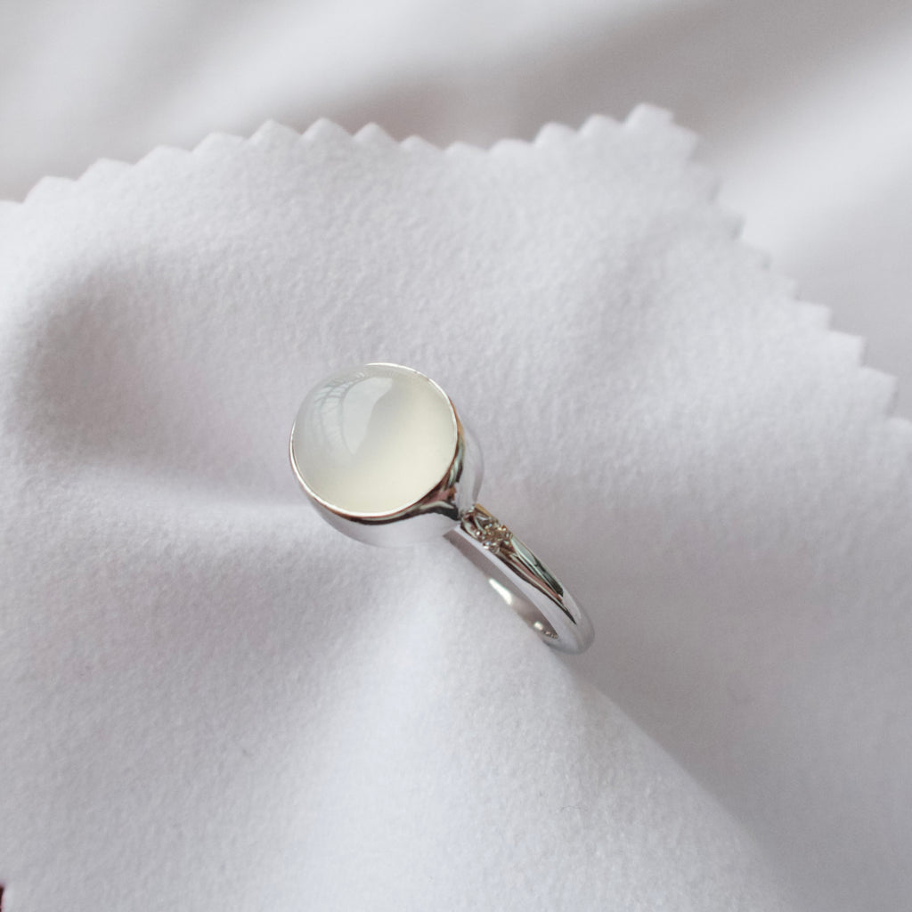 《ホワイトムーンストーン｜White Moonstone》月明かりを宿す石・カボション天然石のダイヤモンドリング