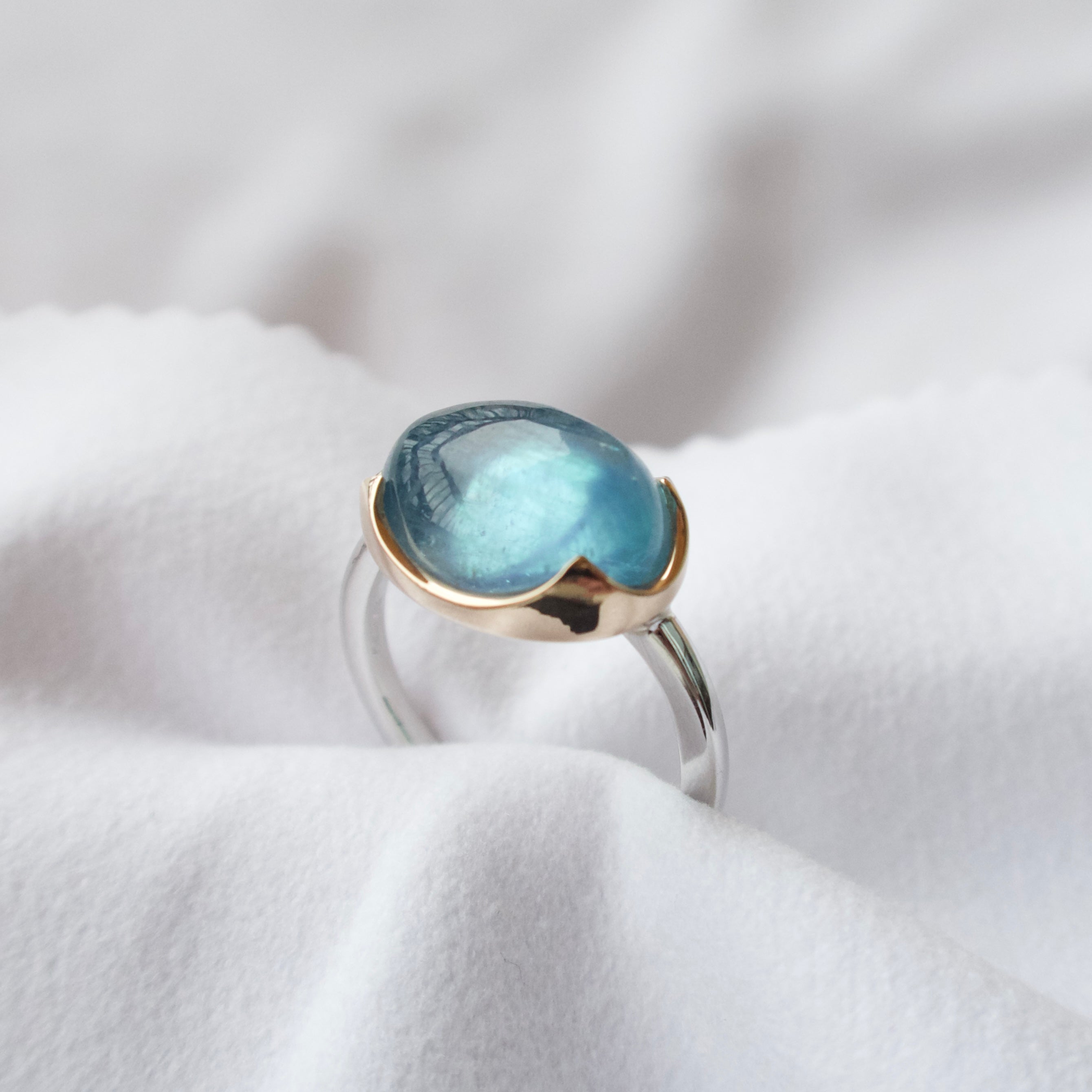 《アクアマリン｜Aquamarine》　

海の光を閉じ込めたカボション天然石リング I