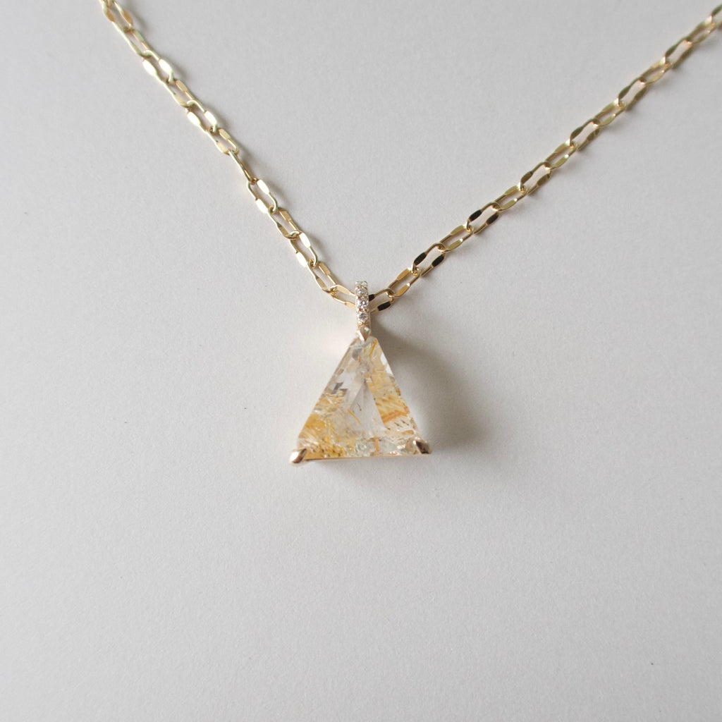 《ルチルイントパーズ｜Rutile Topaz》自然の奇跡／トライアングルカット・天然石ネックレストップ