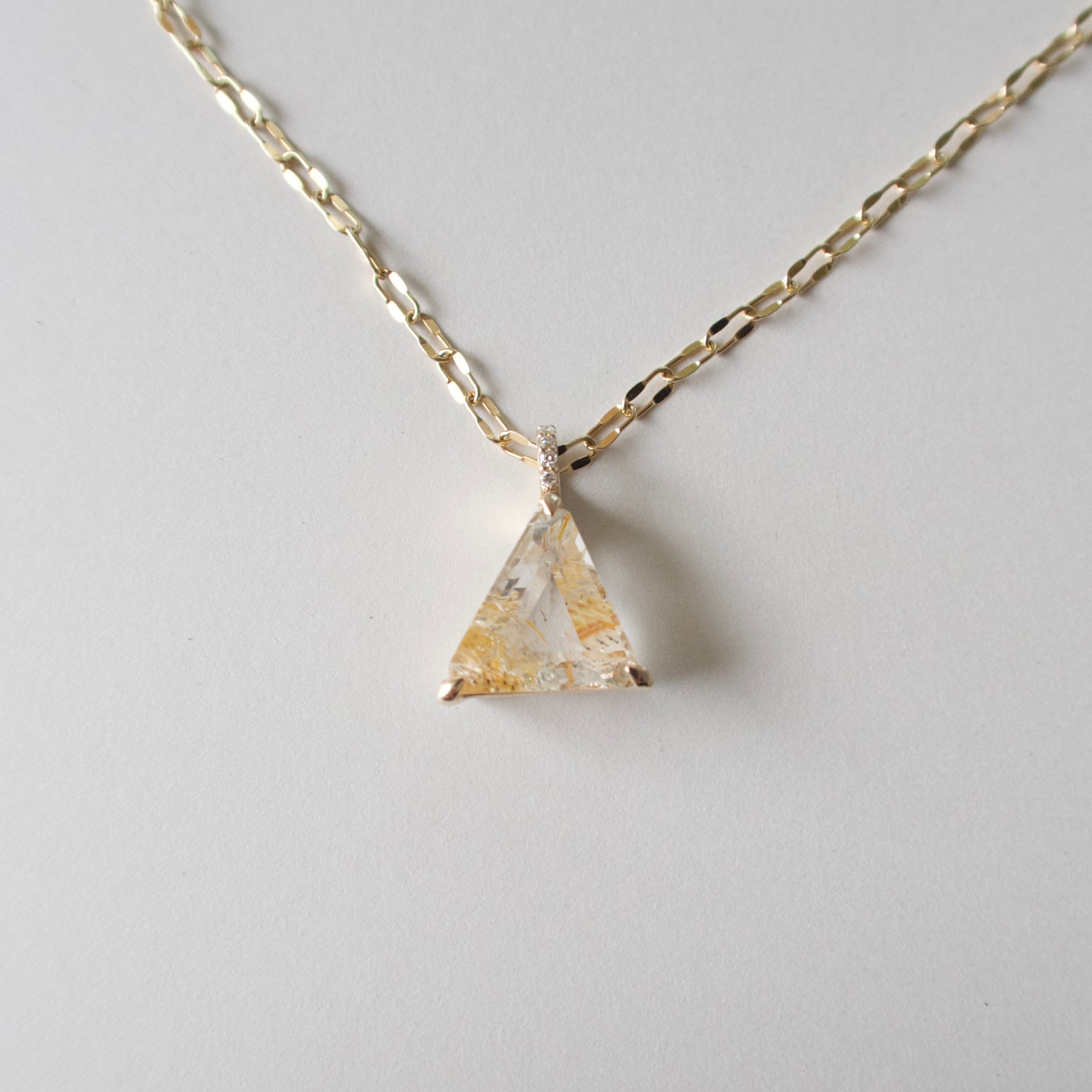 《ルチルイントパーズ｜Rutile Topaz》自然の奇跡／トライアングルカット・天然石ネックレストップ