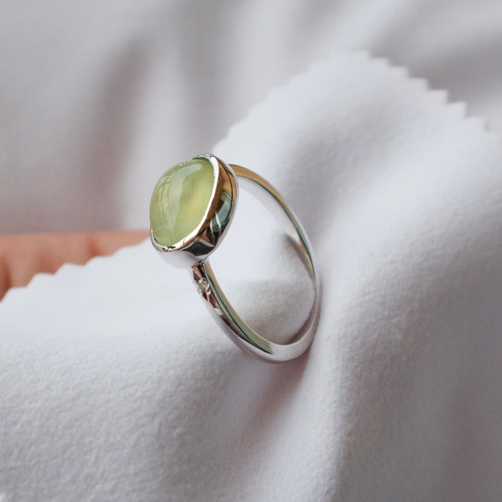 《プレナイト｜Prehnite》グリーンな果実のカボション天然石・ダイヤモンドリング