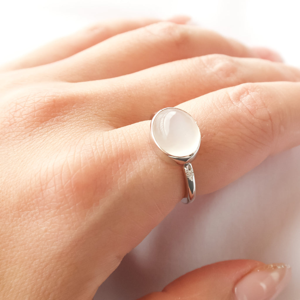 《ホワイトムーンストーン｜White Moonstone》月明かりを宿す石・カボション天然石のダイヤモンドリング