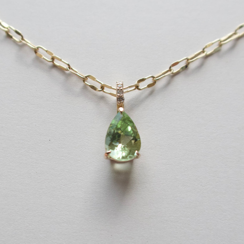 《ルードヴィッヒアイト・イン・ペリドット｜Ludwigite in Peridot》ペアシェイプ天然石ネックレストップ