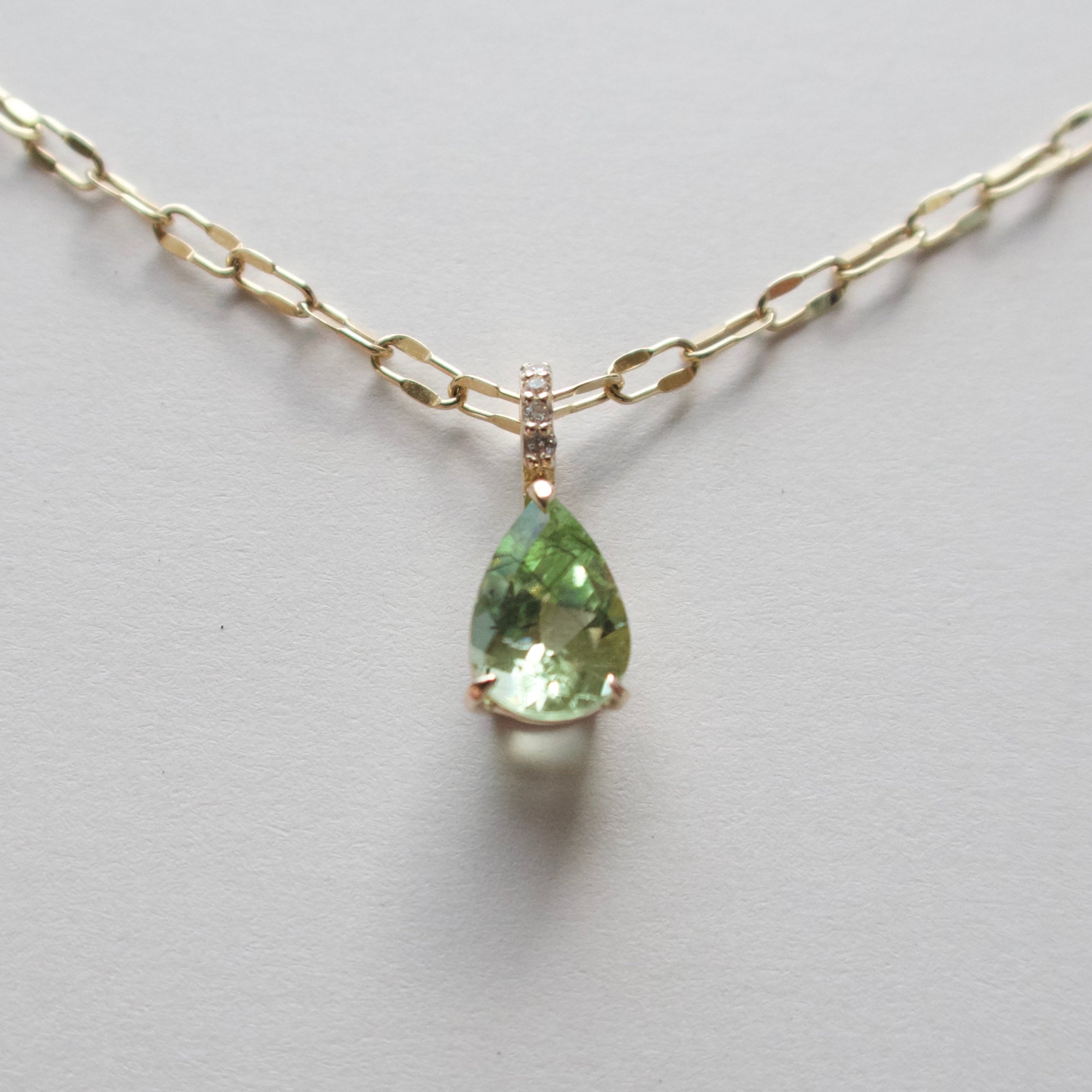 《ルードヴィッヒアイト・イン・ペリドット｜Ludwigite in Peridot》ペアシェイプ天然石ネックレストップ