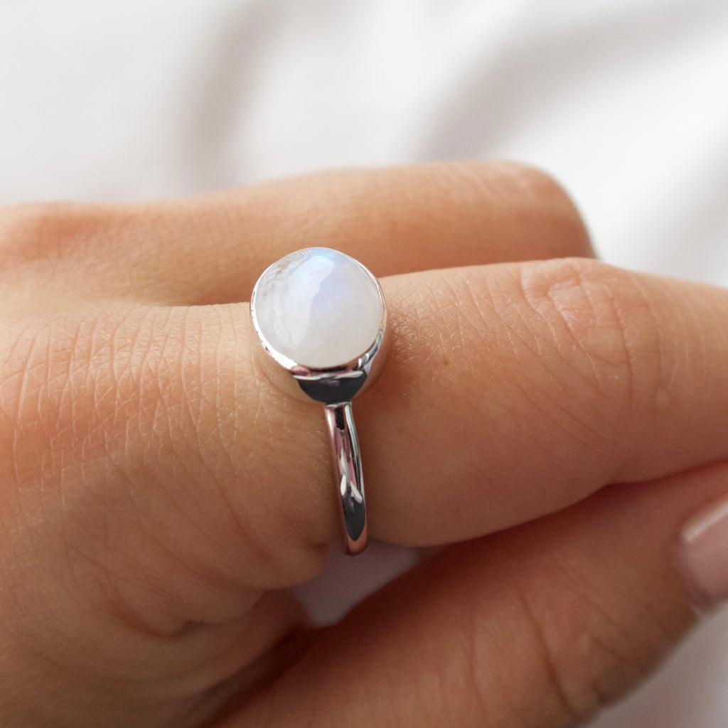 《レインボームーンストーン｜Rainbow Moonstone》虹の光・カボション天然石のダイヤモンドリング