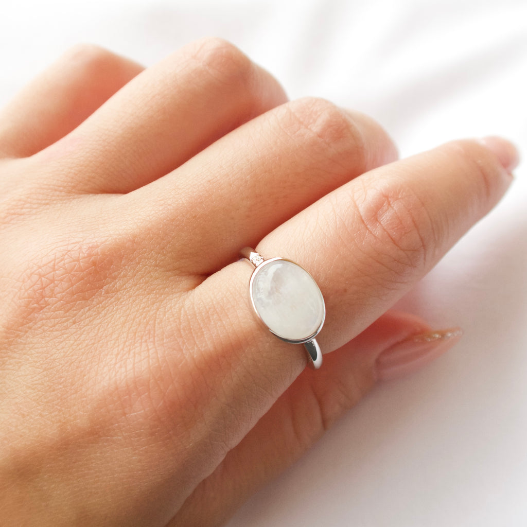 《レインボームーンストーン｜Rainbow Moonstone》虹の光・カボション天然石のダイヤモンドリング