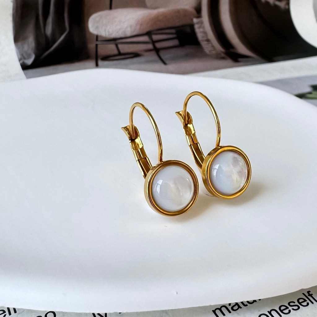 月の雫ホワイトシェル×ゴールドピアス／天然石フレンチフックピアス／Anuenue✴︎jewelry