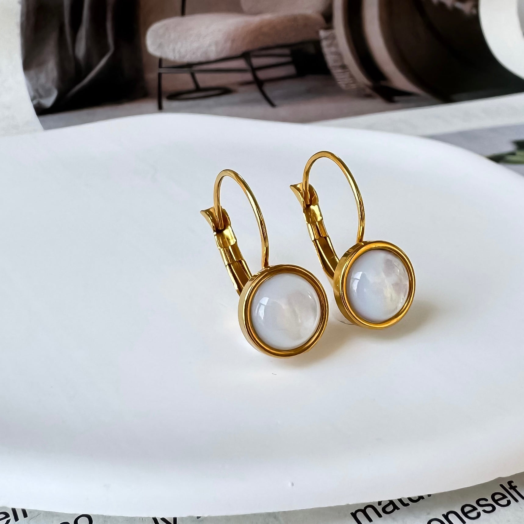 月の雫ホワイトシェル×ゴールドピアス／天然石フレンチフックピアス／Anuenue✴︎jewelry