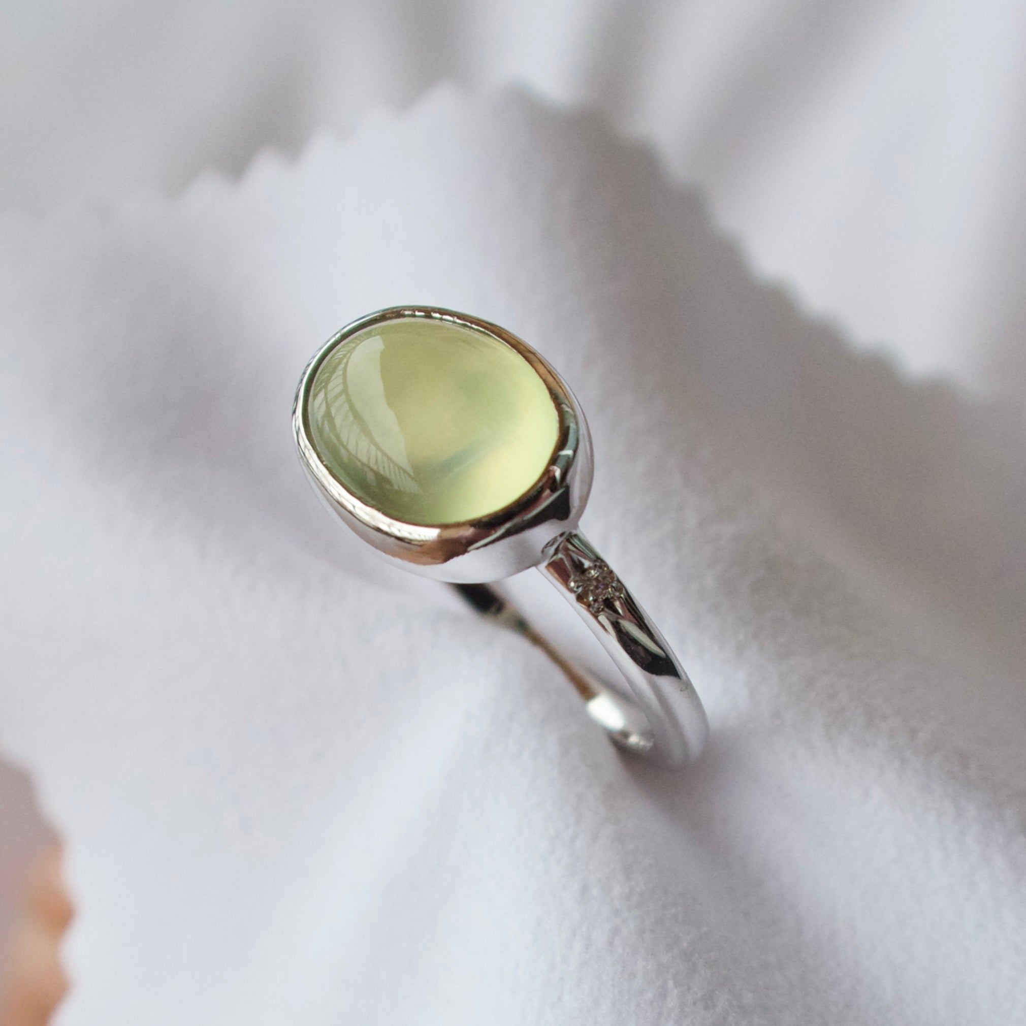 《プレナイト｜Prehnite》グリーンな果実のカボション天然石・ダイヤモンドリング