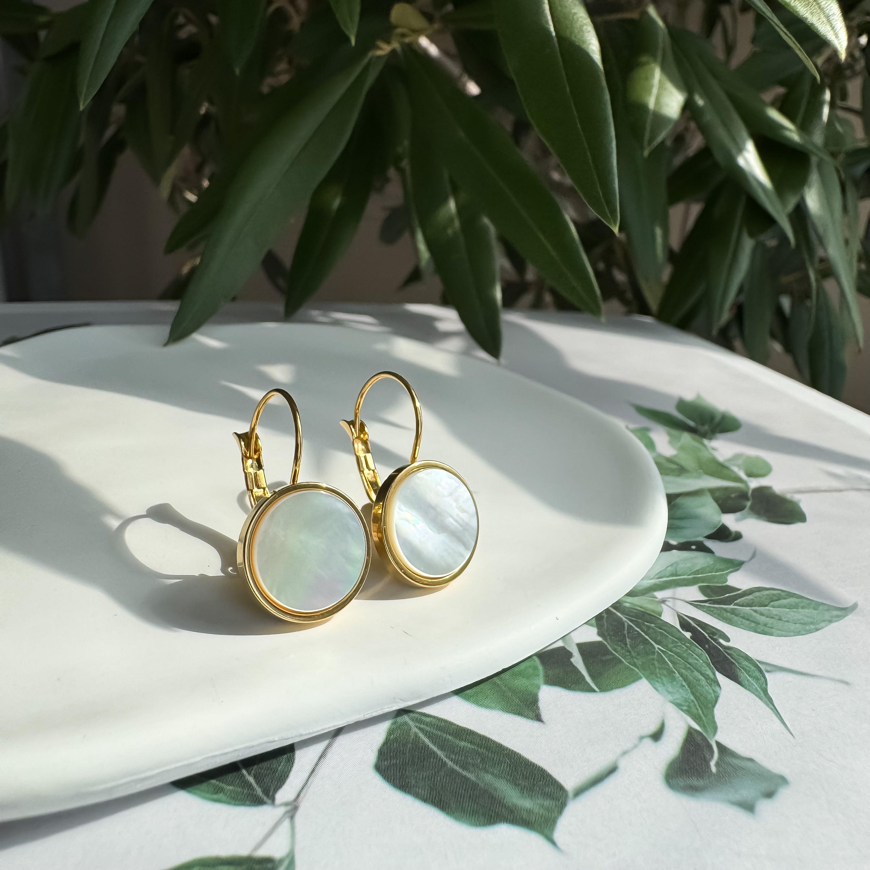 《ホワイトシェル｜White Shell》ゴールドピアス／天然石フレンチフックピアス大／Anuenue✴︎jewelry.