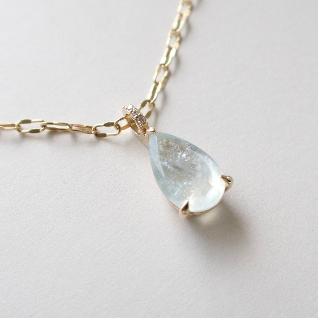 《シンデレラアクアマリン｜Cinderella Aquamarine》ペアシェイプ天然石ネックレストップ