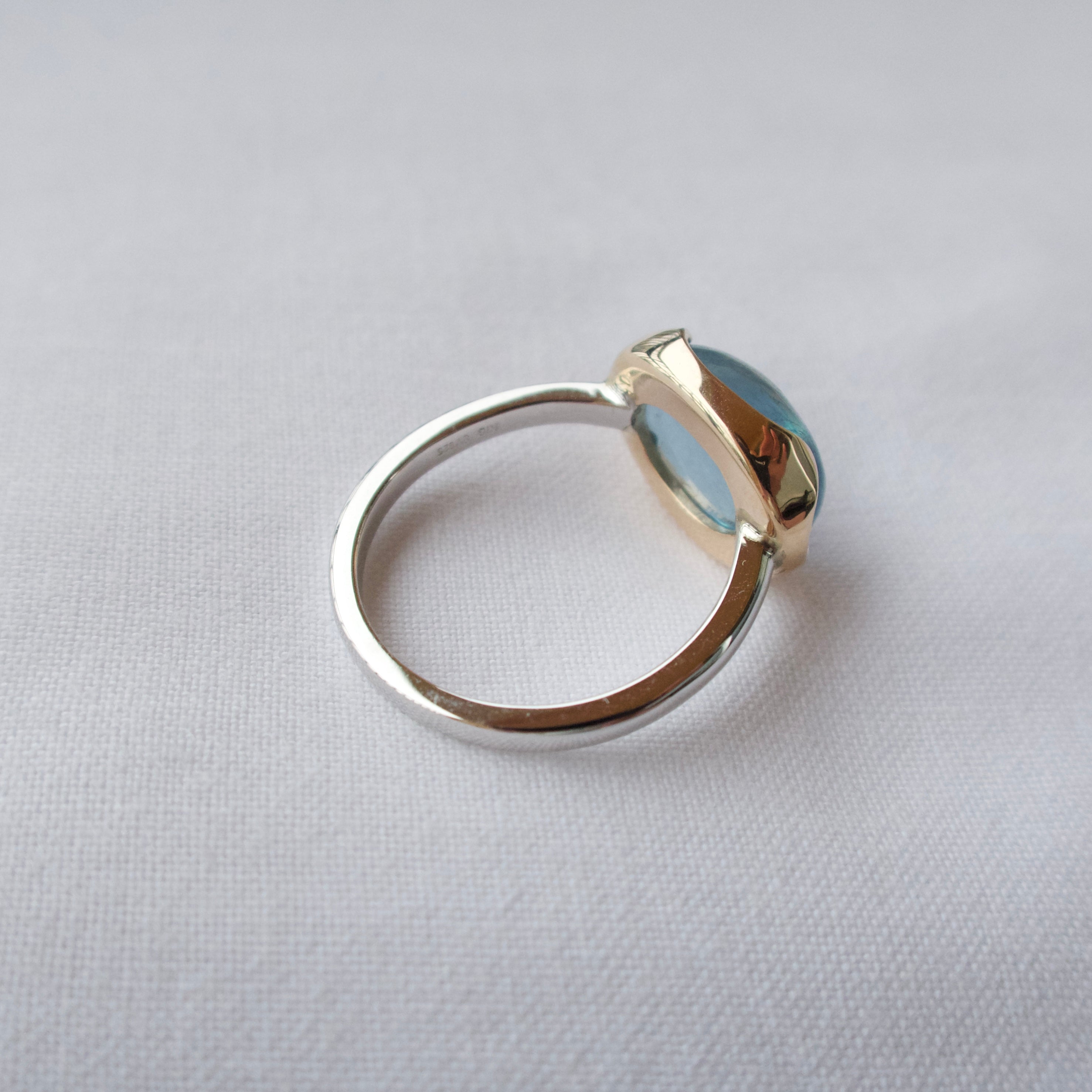 《アクアマリン｜Aquamarine》
海の光を閉じ込めたカボション天然石リングII