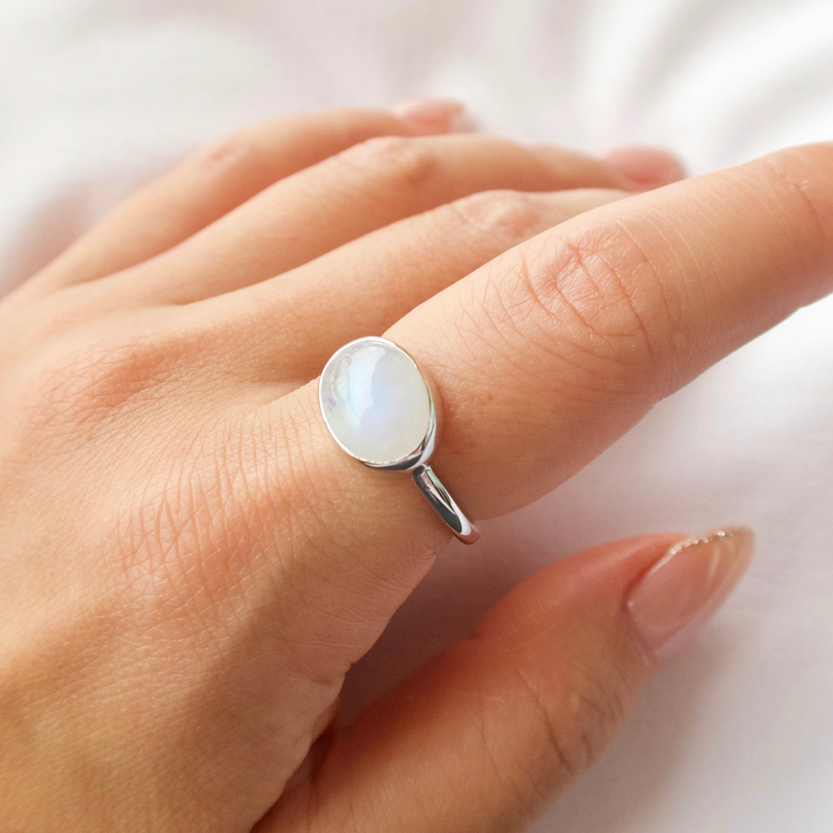 《レインボームーンストーン｜Rainbow Moonstone》虹の光・カボション天然石のダイヤモンドリング