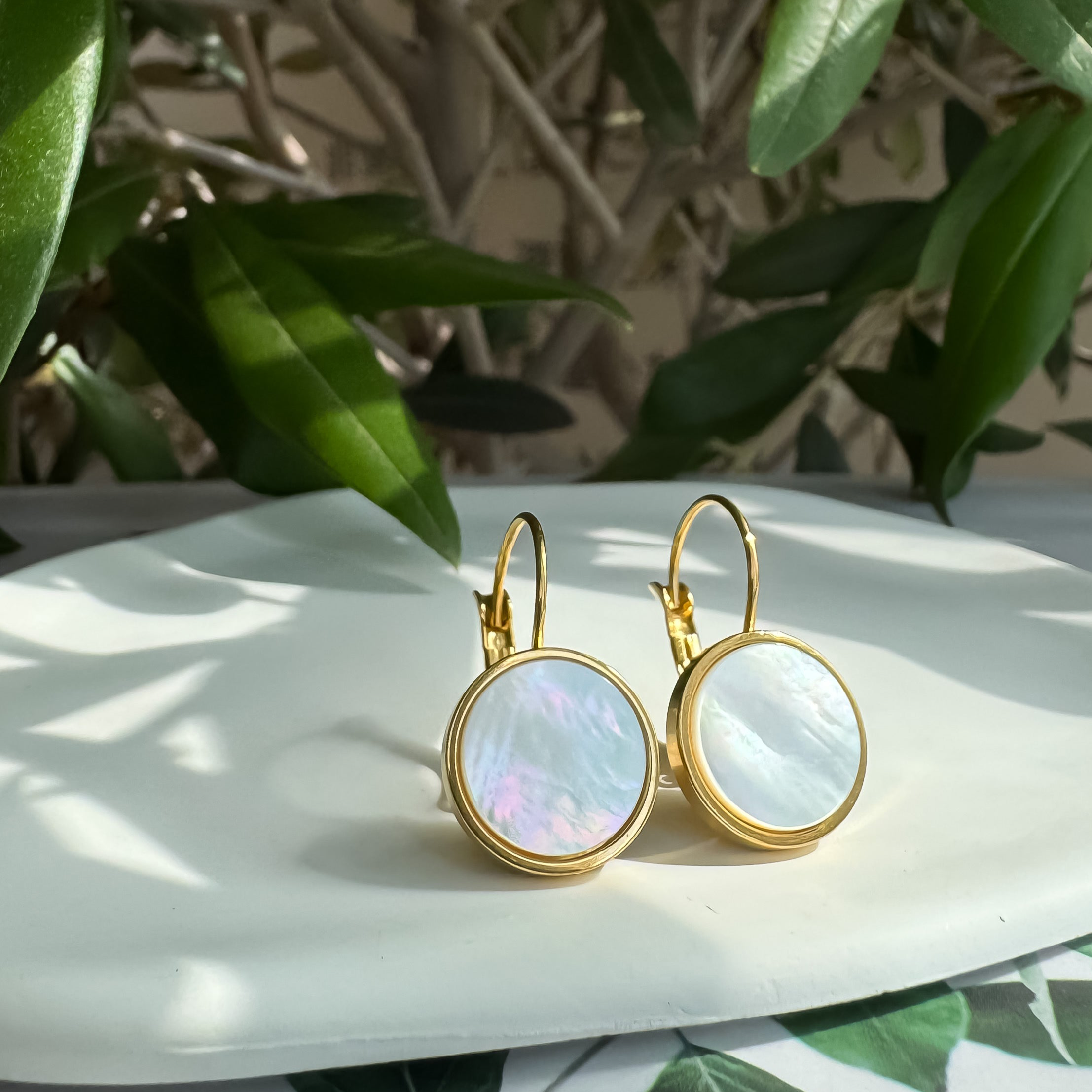 《ホワイトシェル｜White Shell》ゴールドピアス／天然石フレンチフックピアス大／Anuenue✴︎jewelry.