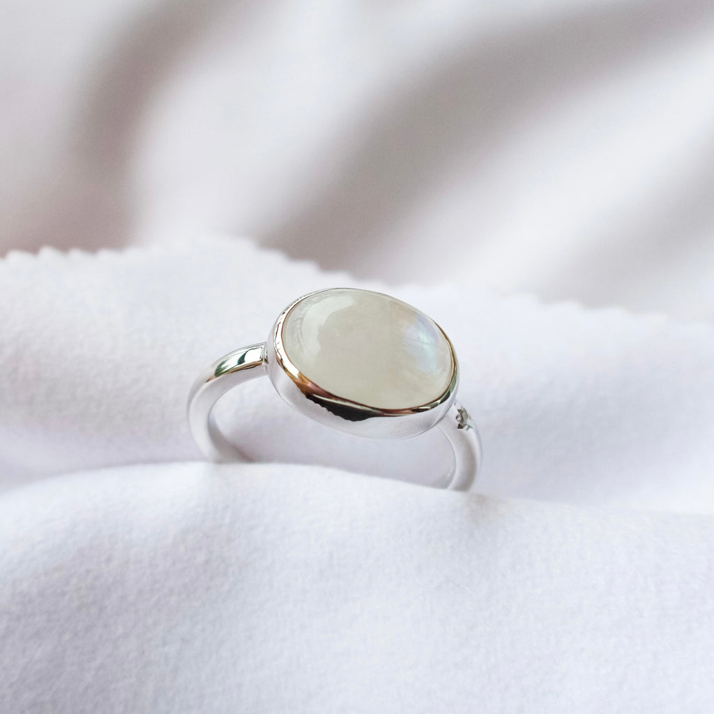 《レインボームーンストーン｜Rainbow Moonstone》虹の光・カボション天然石のダイヤモンドリング