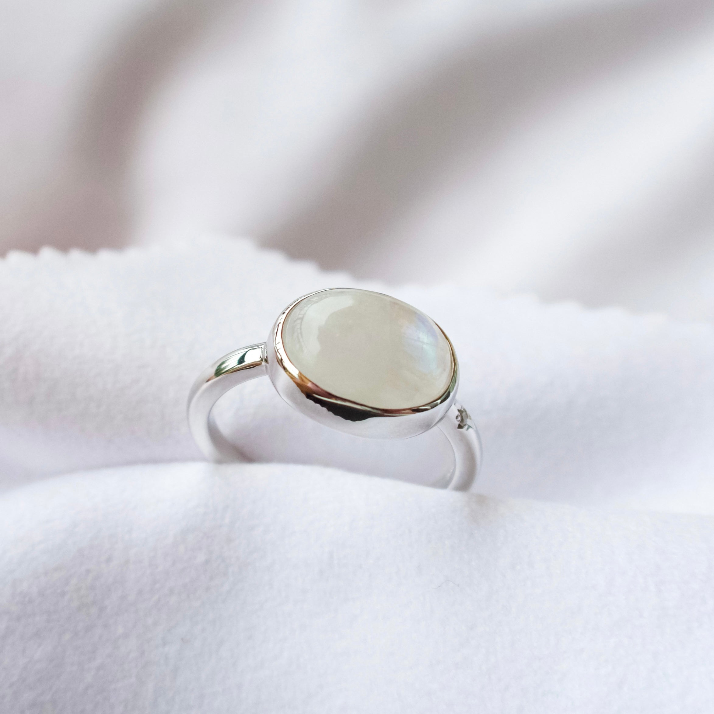 《レインボームーンストーン｜Rainbow Moonstone》虹の光・カボション天然石のダイヤモンドリング