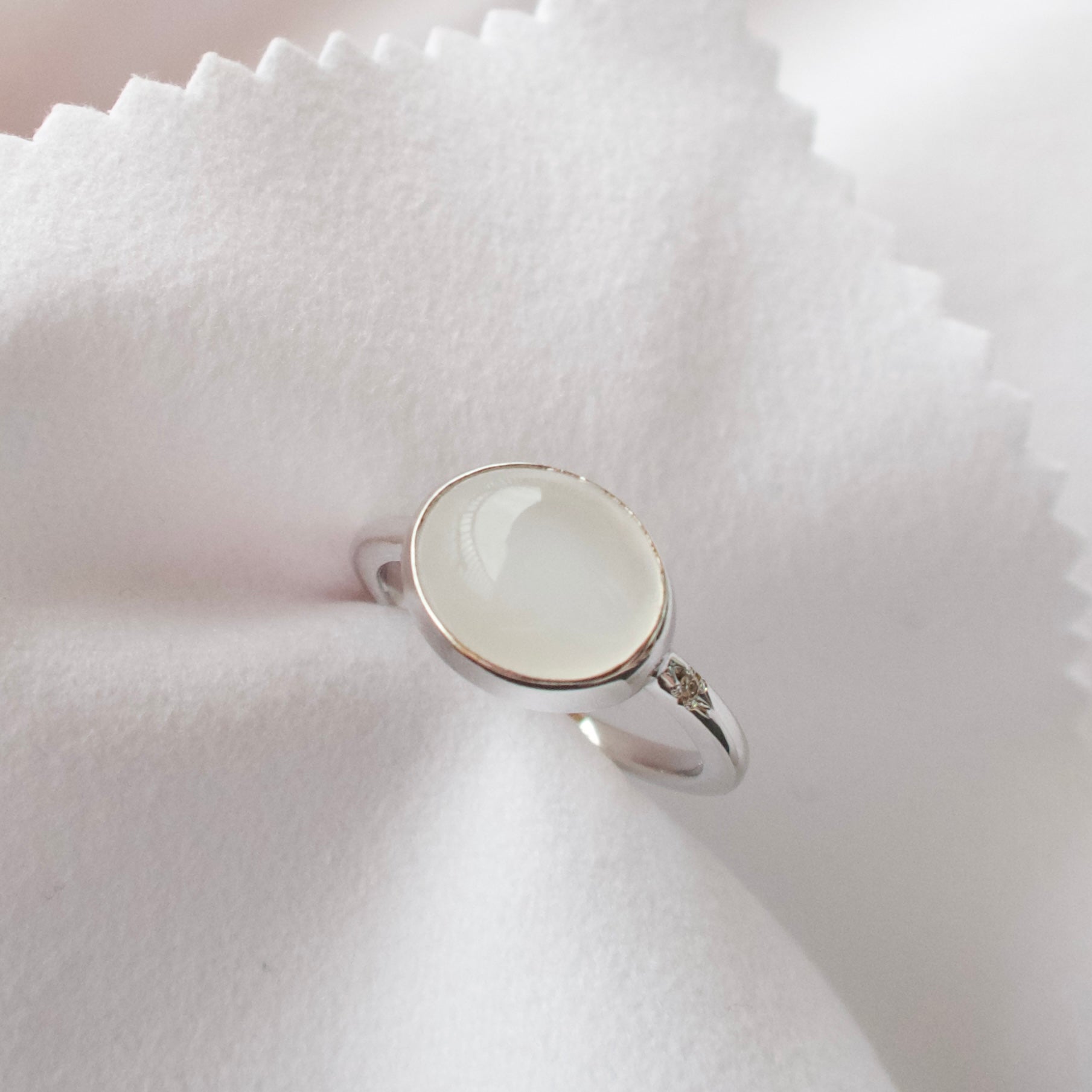 《ホワイトムーンストーン｜White Moonstone》月明かりを宿す石・カボション天然石のダイヤモンドリング